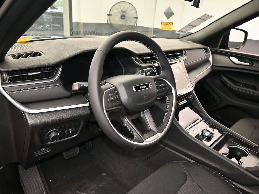 Used 2025 Jeep Grand Cherokee Laredo AWD/4WD image 10