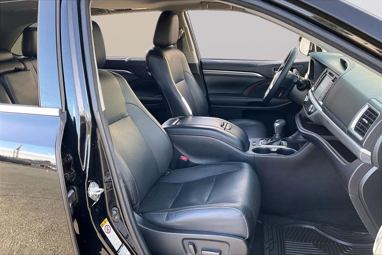 Used 2018 Toyota Highlander Limited image 25