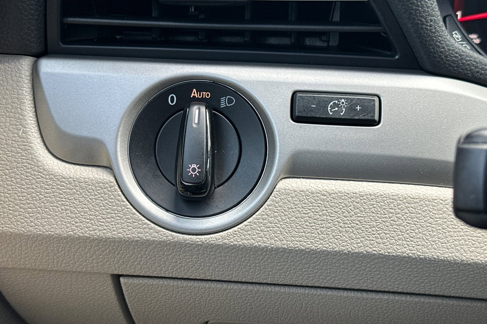 Used 2020 Volkswagen Passat 2.0T SE image 29