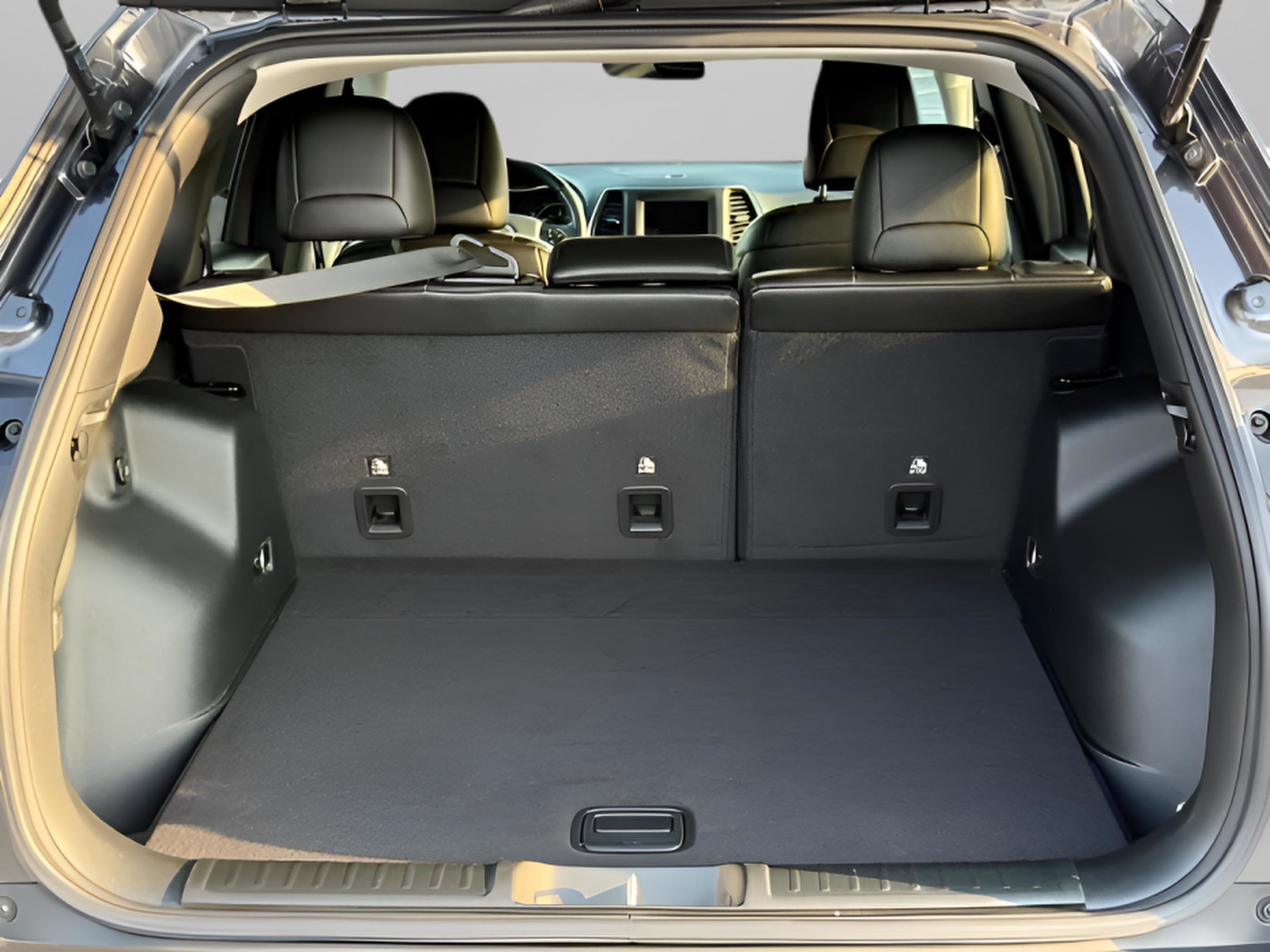 Used 2019 Jeep Cherokee Latitude Plus w/ Cold Weather Group AWD/4WD image 8