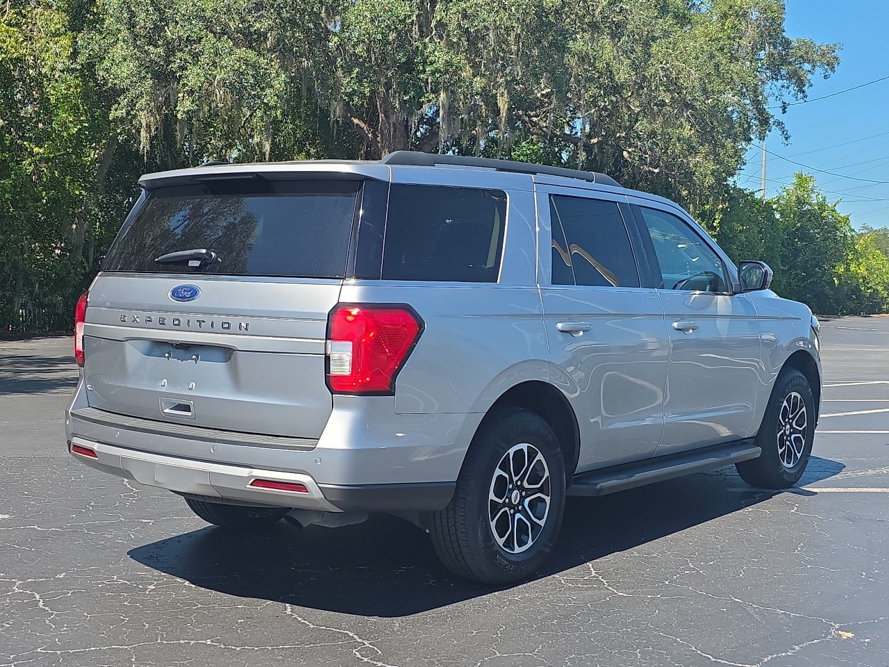 Used 2024 Ford Expedition XLT AWD/4WD image 7