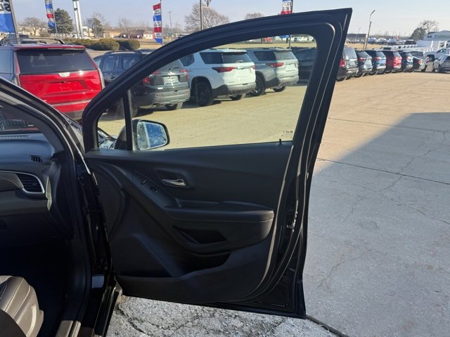 Used 2019 Chevrolet Trax LT w/ LT Convenience Package image 16