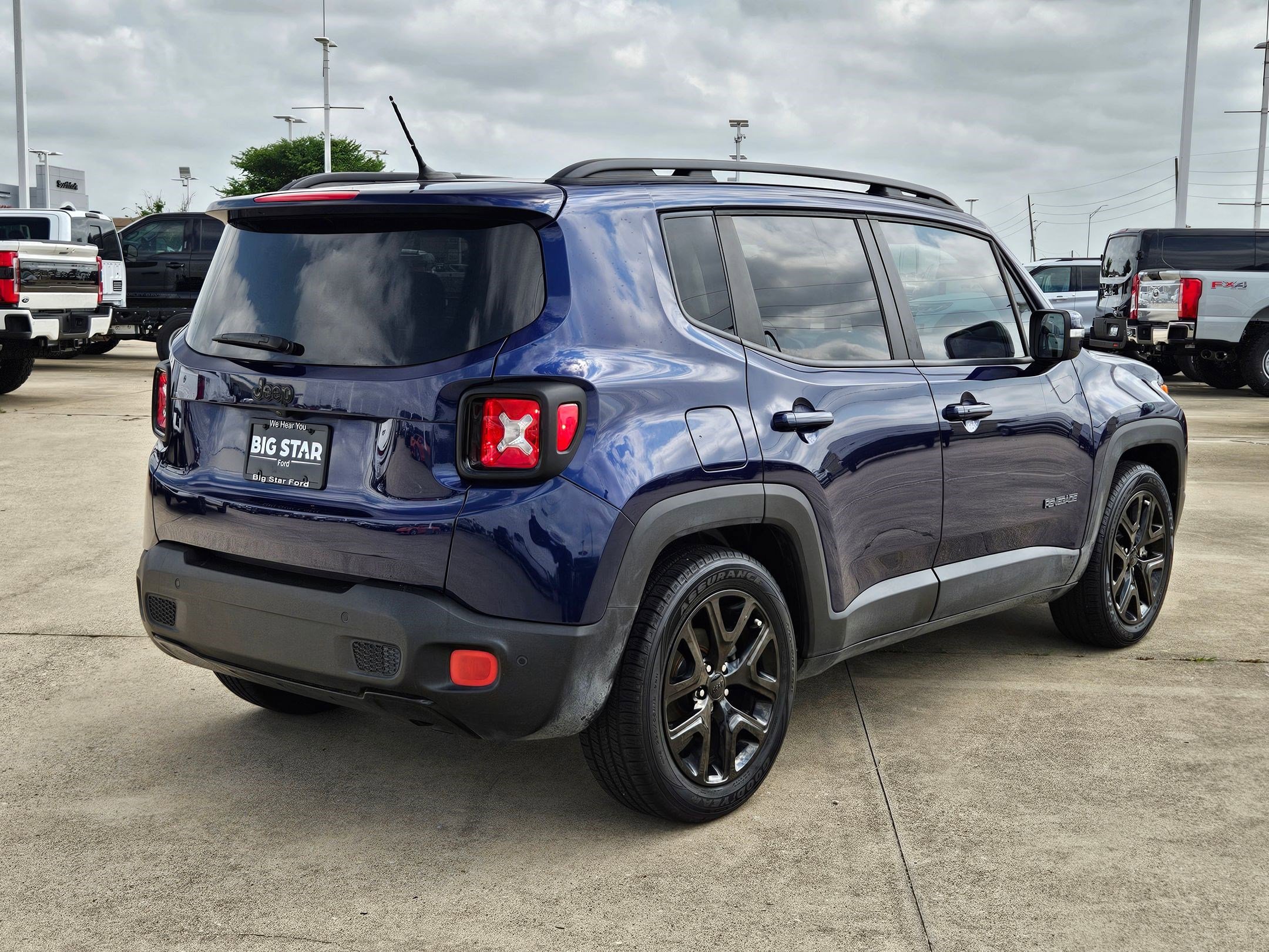 Used 2017 Jeep Renegade Altitude FWD image 3