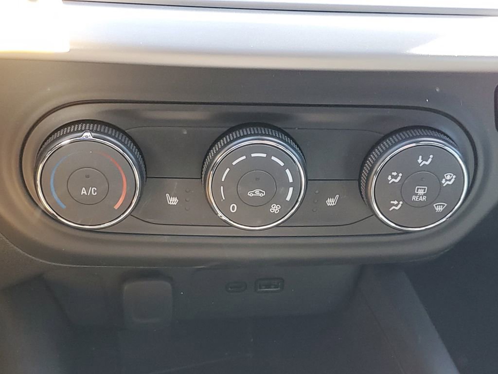 Certified 2025 Chevrolet Trax RS w/ Sunroof Package FWD image 30