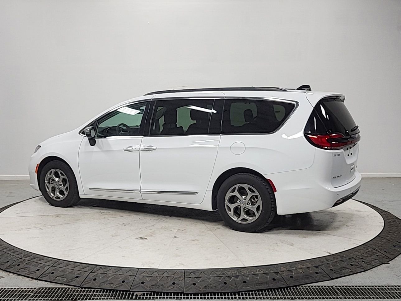 Used 2023 Chrysler Pacifica Limited image 5