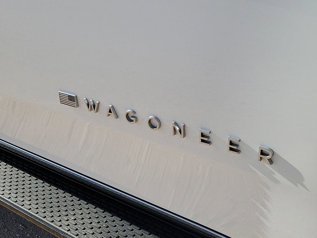 Used 2024 Jeep Wagoneer L Series II RWD image 13
