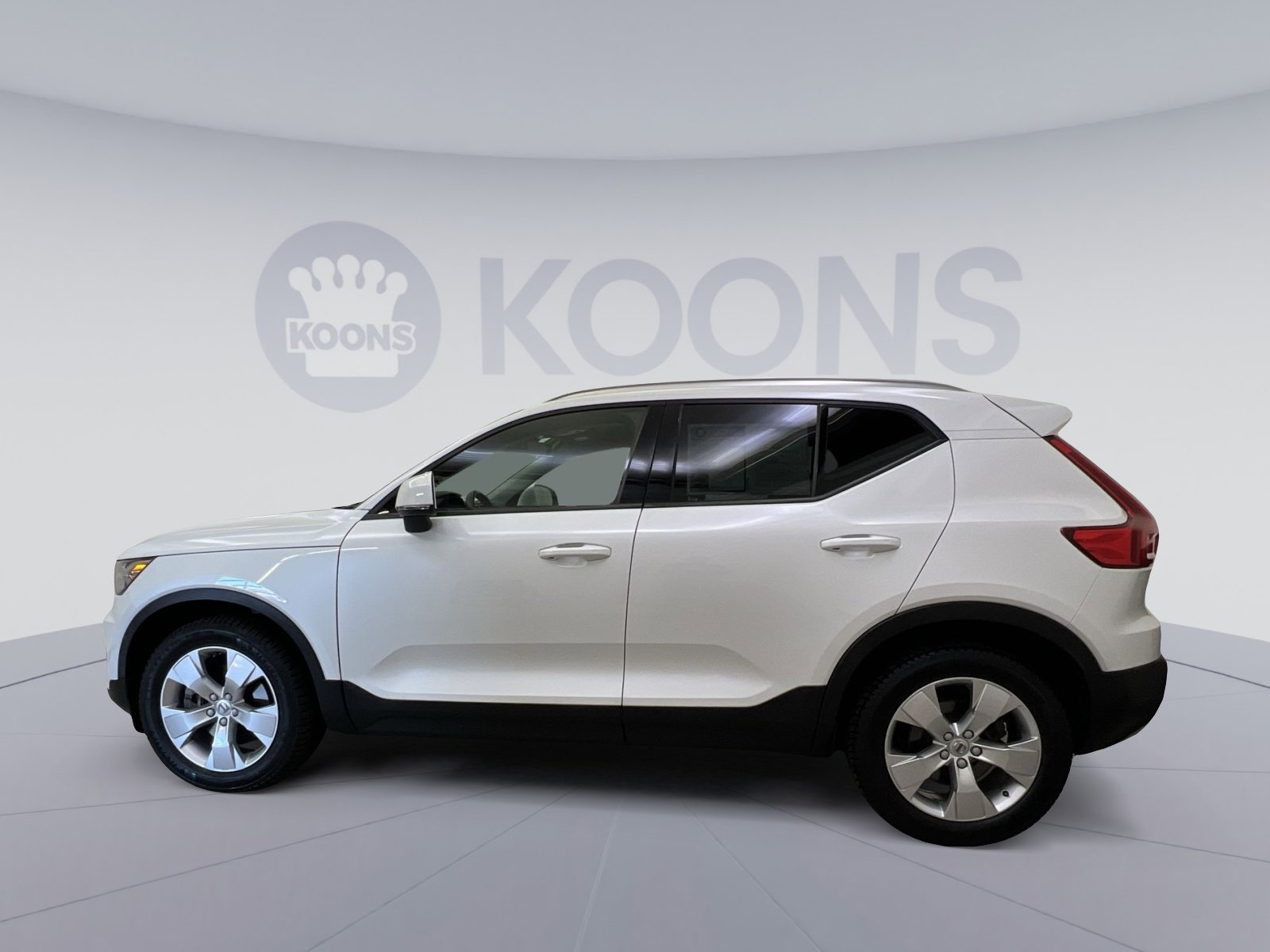Used 2021 Volvo XC40 T5 Momentum w/ Premium Package image 2