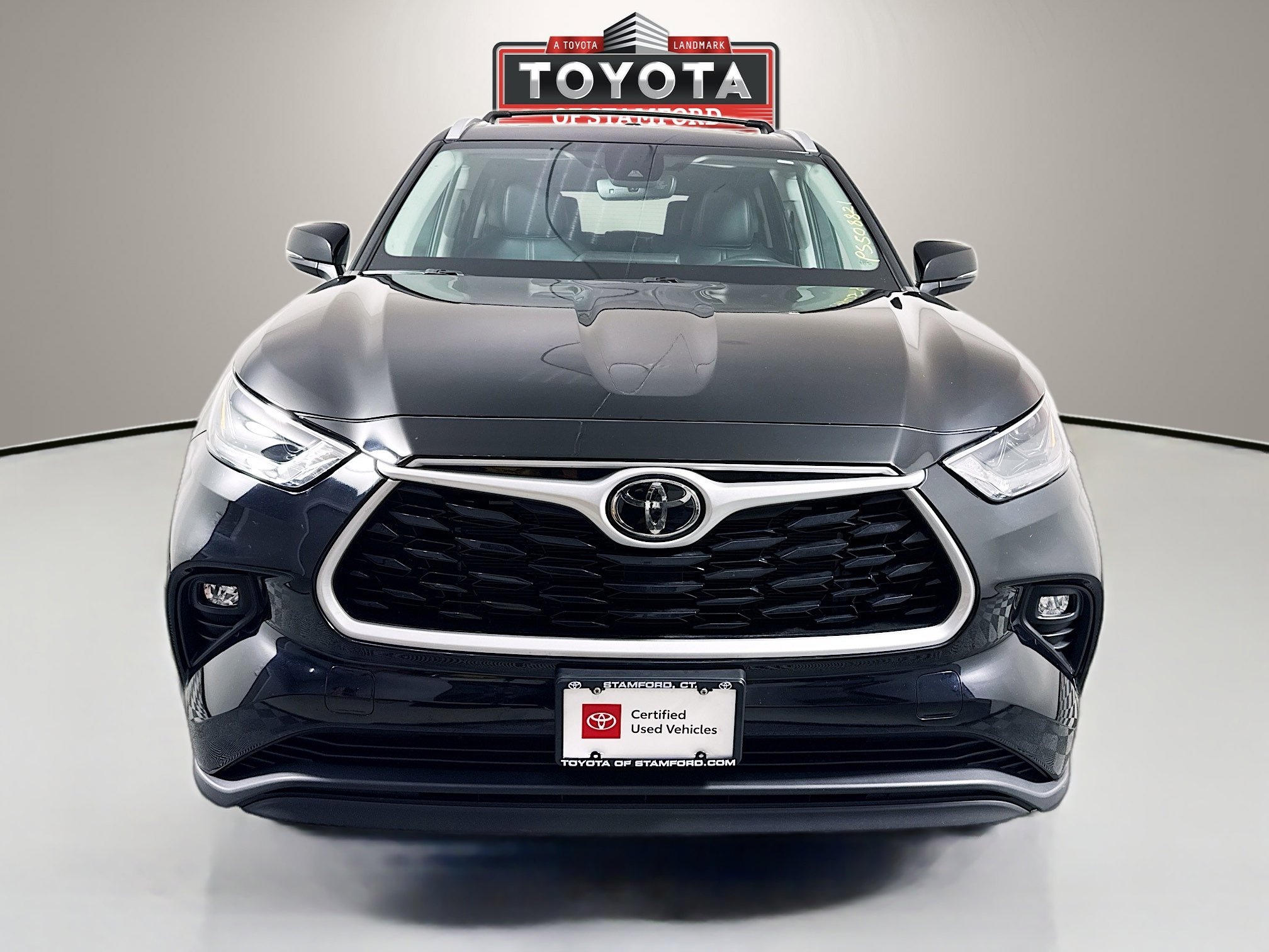 Used 2023 Toyota Highlander XLE AWD/4WD image 2