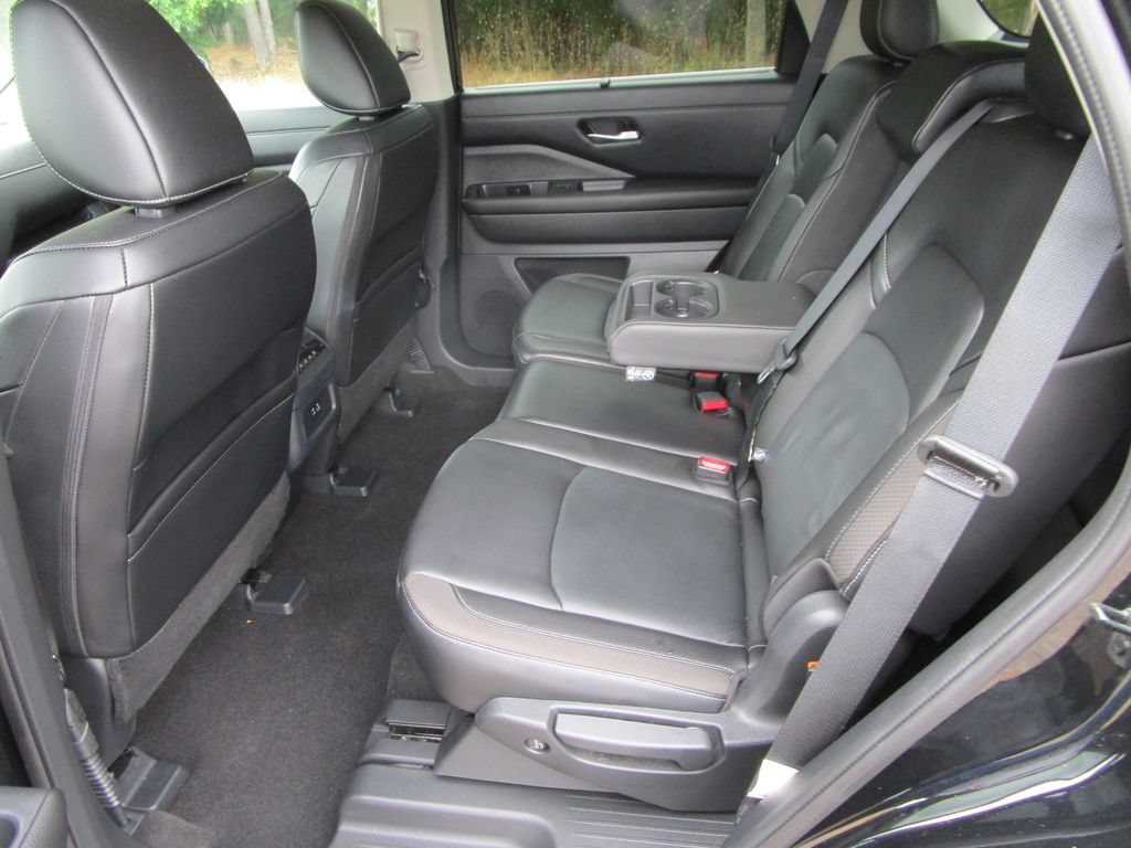 Used 2024 Nissan Pathfinder SL FWD image 16