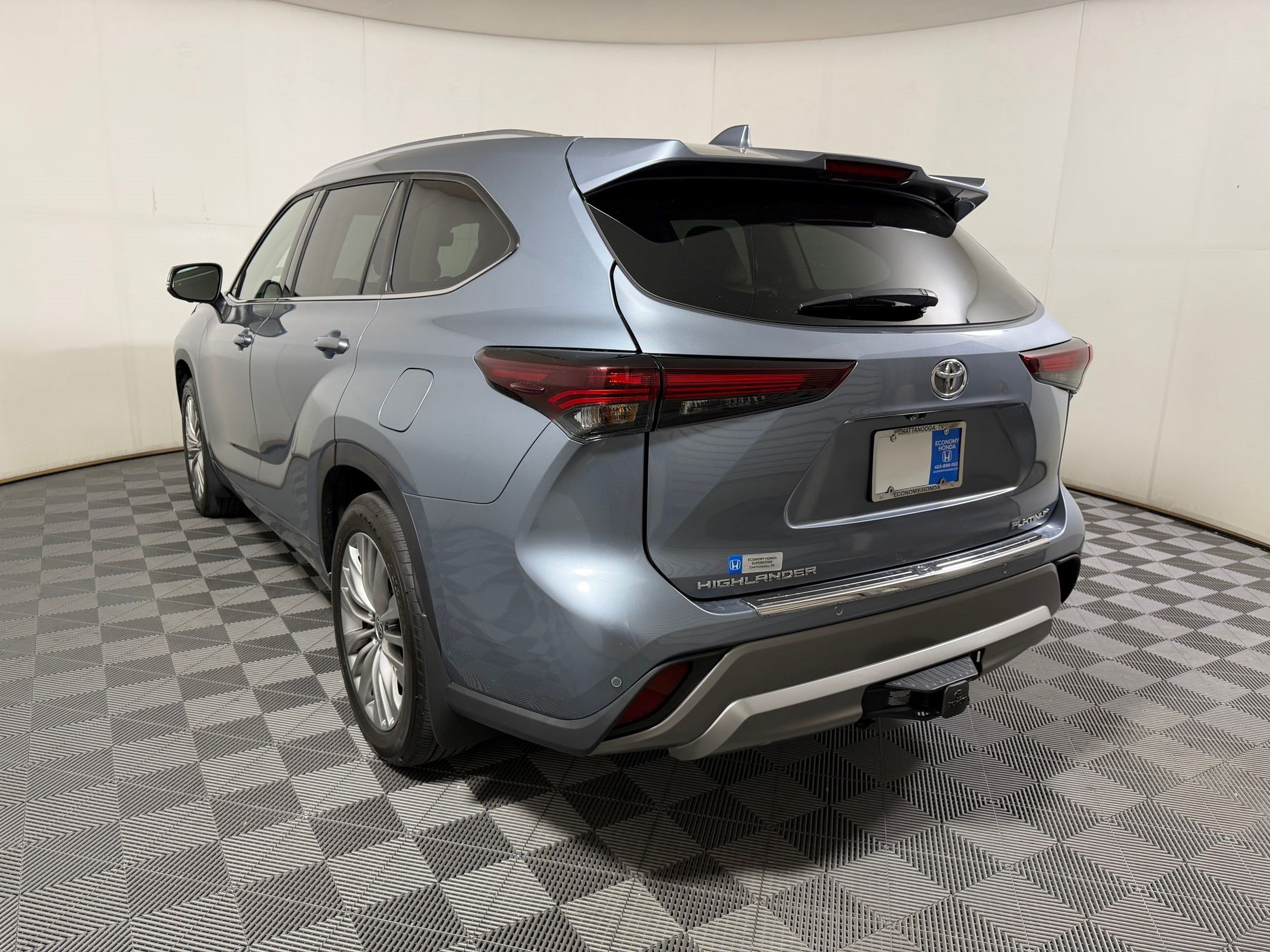 Used 2024 Toyota Highlander Platinum FWD image 2