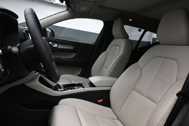 Used 2023 Volvo XC40 B5 Plus w/ Driver Assist Package AWD/4WD image 10