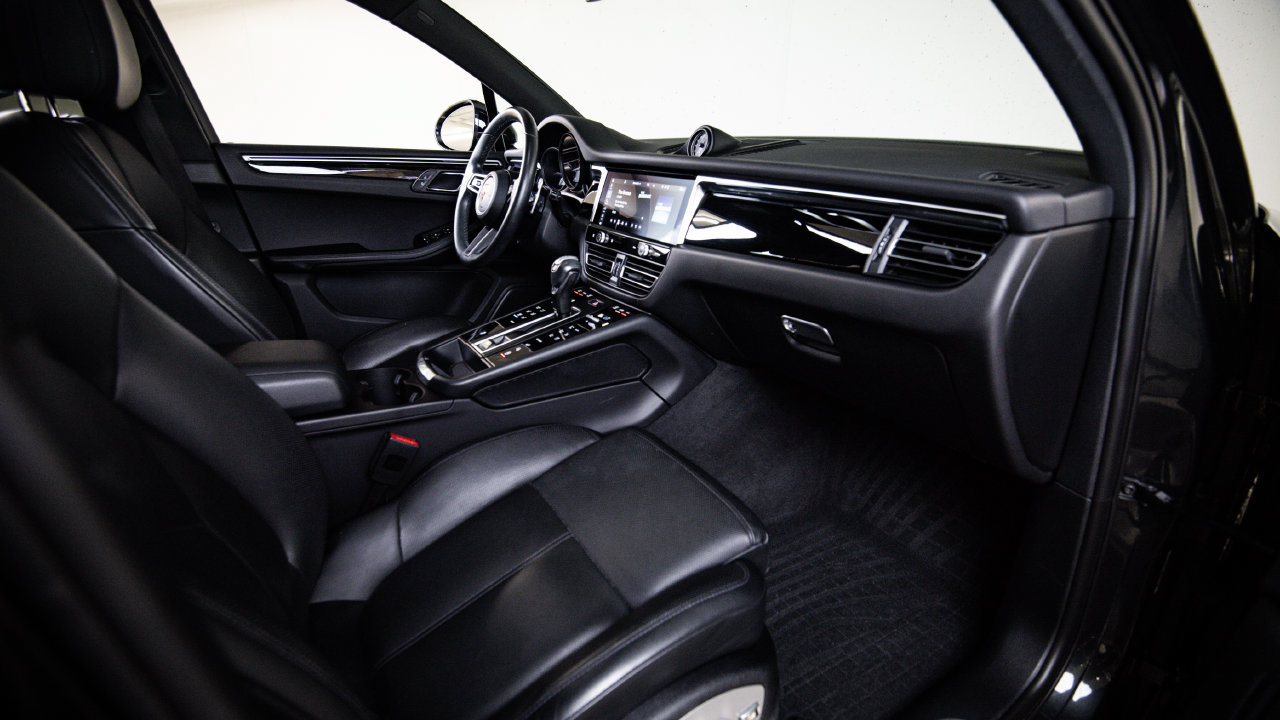 Certified 2023 Porsche Macan AWD/4WD image 28