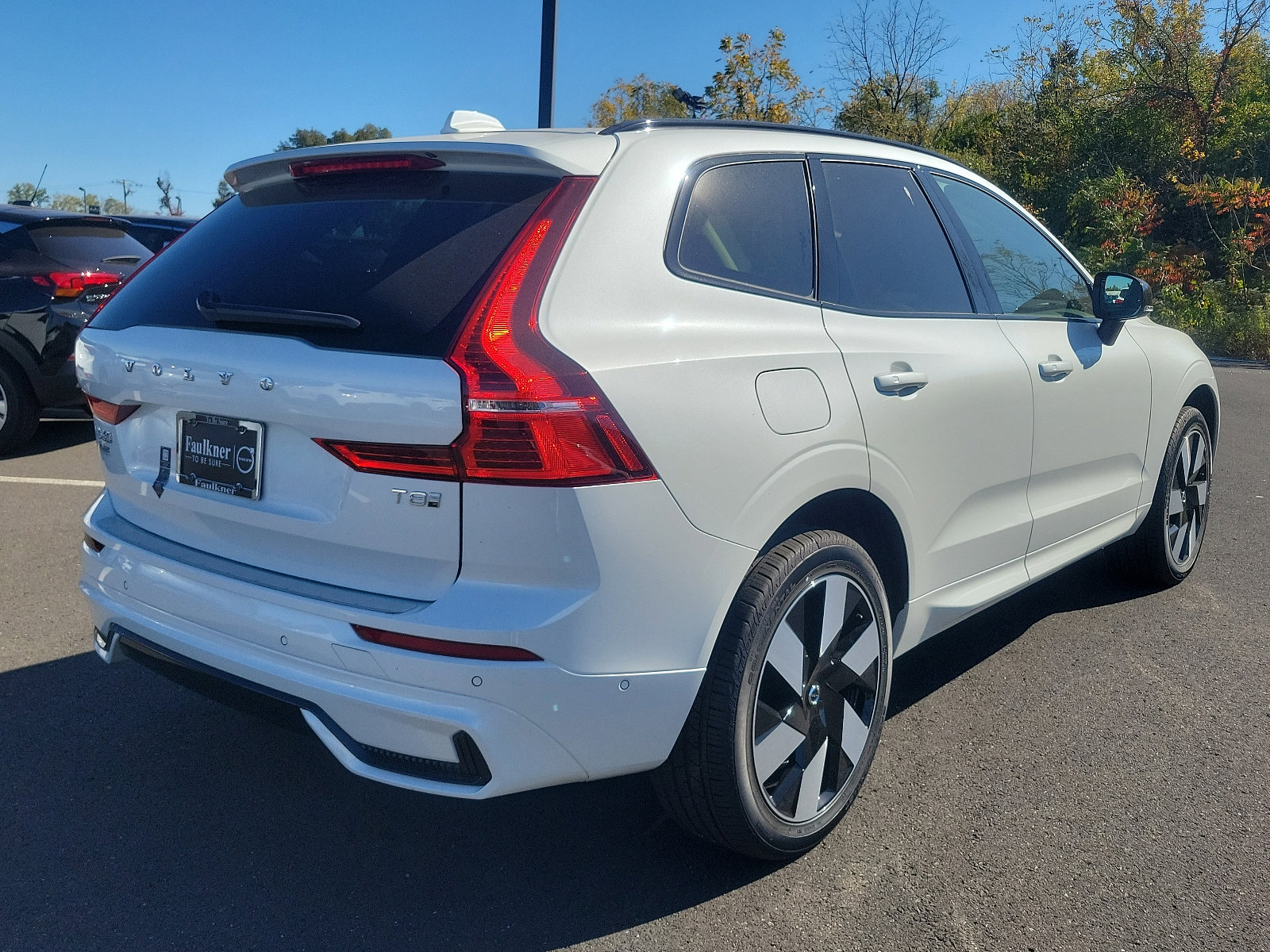 Certified 2025 Volvo XC60 T8 Plus w/ Protection Package Premier image 6