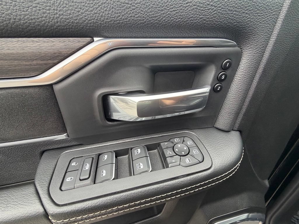 Used 2025 RAM 2500 Laramie AWD/4WD image 32