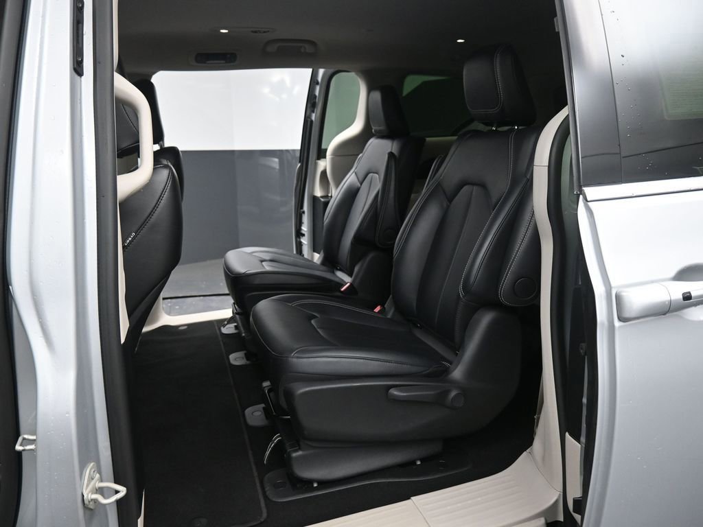 Used 2024 Chrysler Pacifica Select image 26