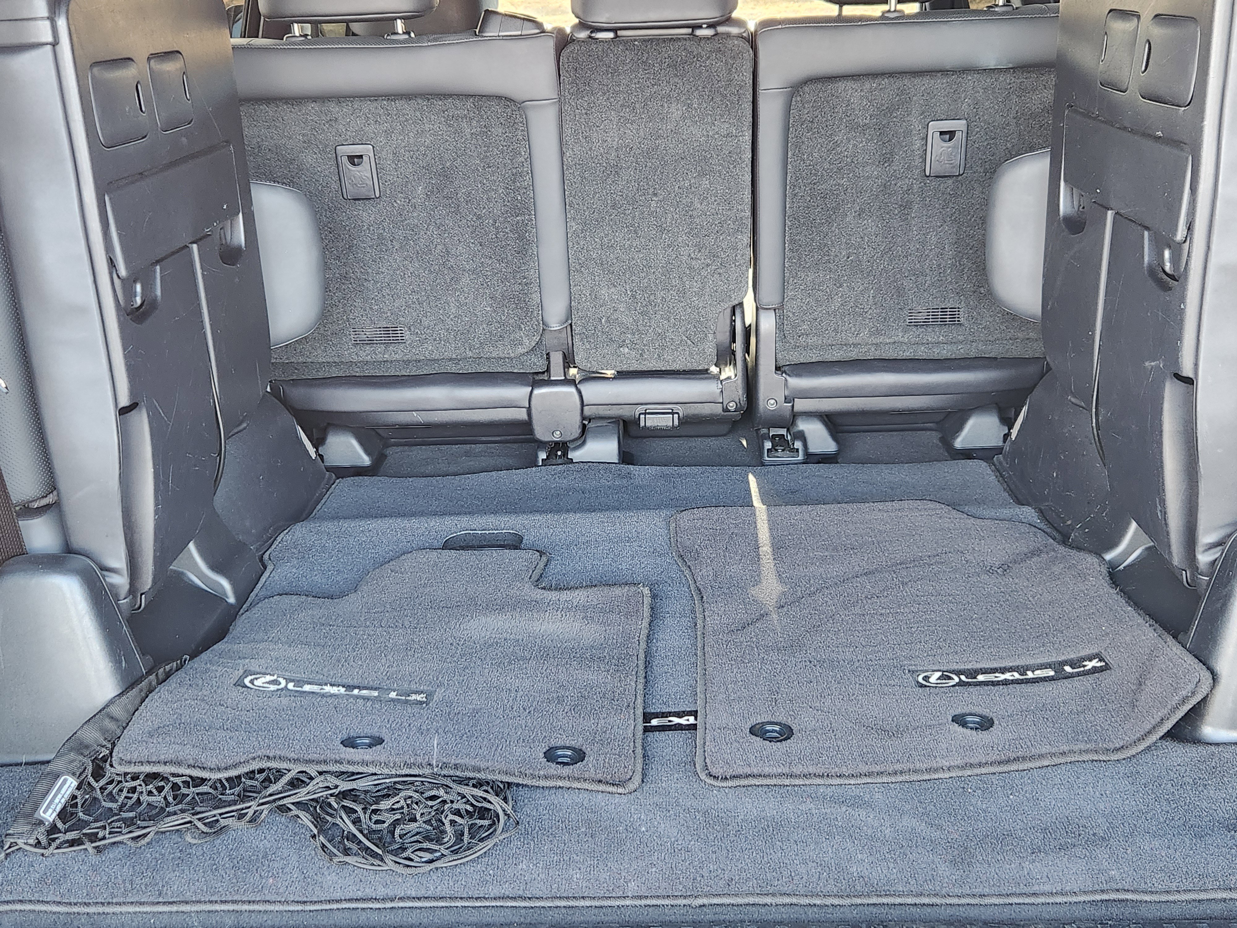 Used 2021 Lexus LX 570 4WD w/ 3rd Row & Luxury Pkg image 21