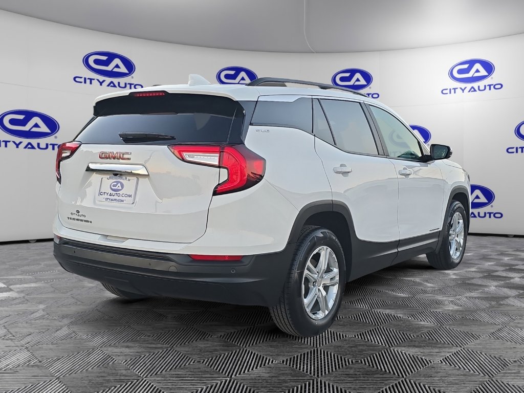 Used 2023 GMC Terrain SLE w/ Driver Convenience Package image 4