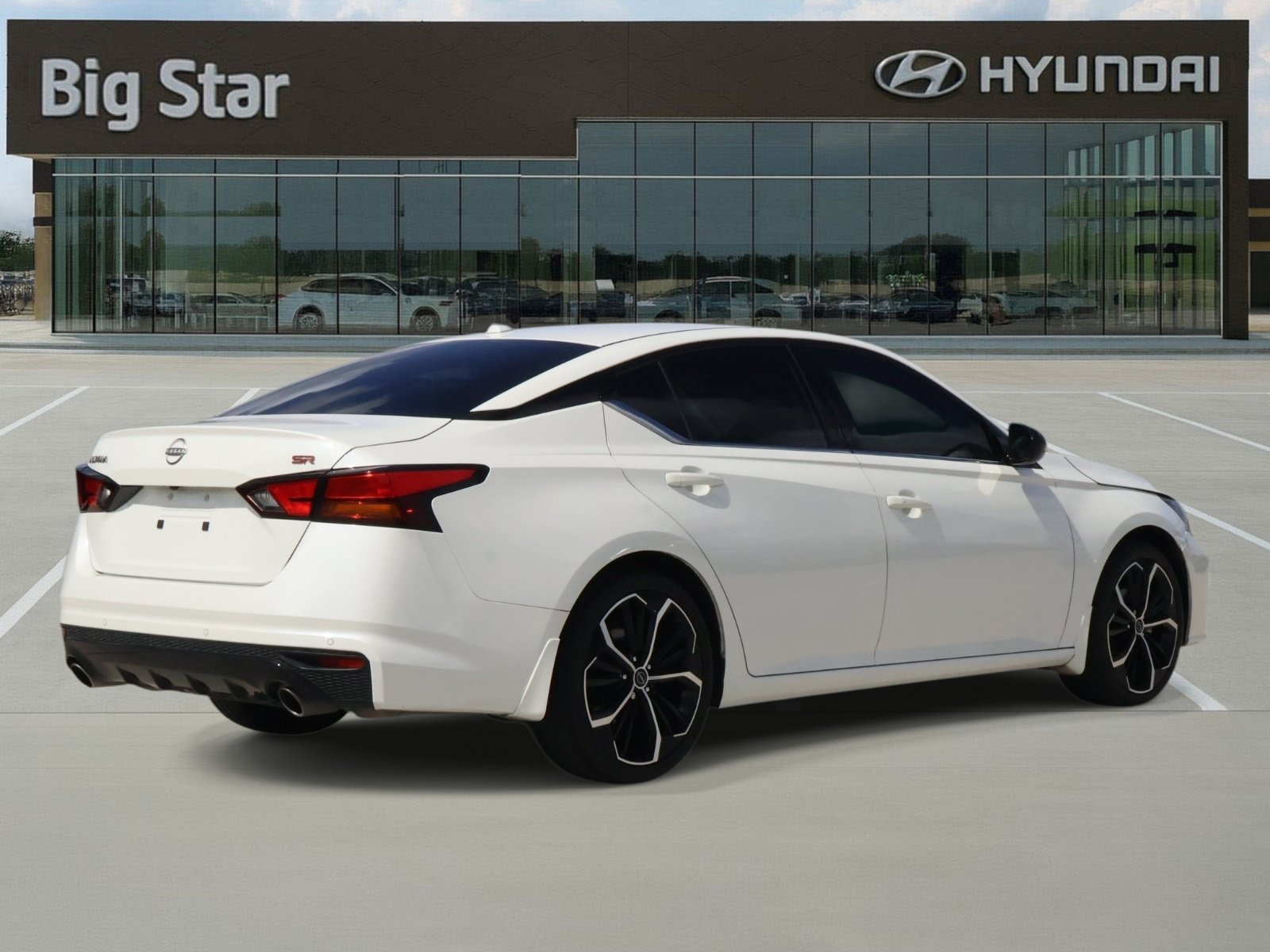 Used 2024 Nissan Altima 2.5 SR w/ SR Premium Package FWD image 4