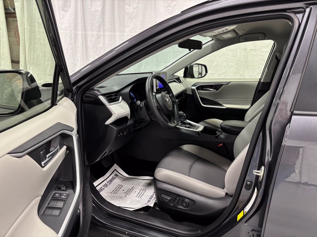 Used 2025 Toyota RAV4 XLE AWD/4WD image 10
