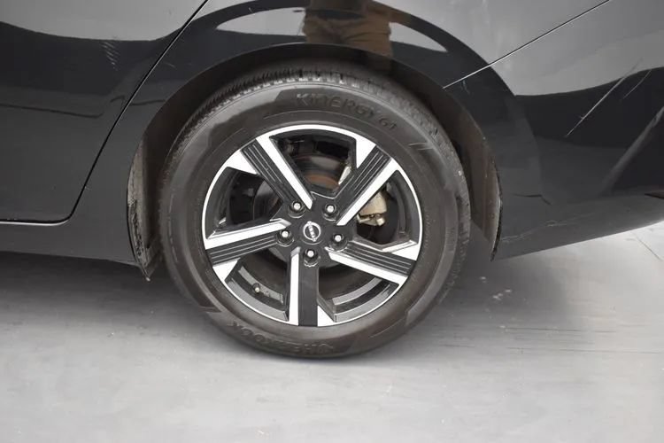 Used 2025 Nissan Sentra SV FWD image 34