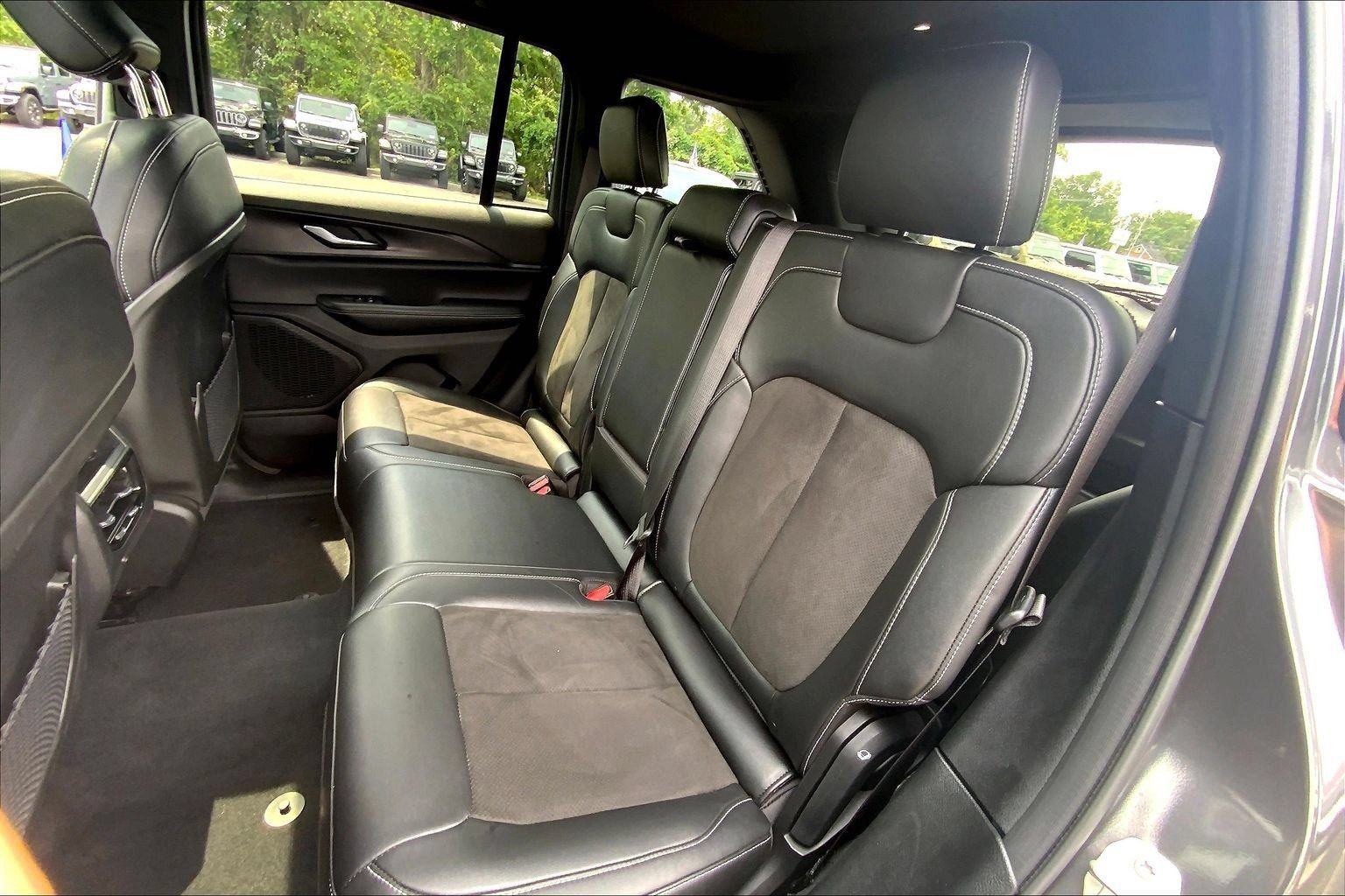 Used 2023 Jeep Grand Cherokee Altitude AWD/4WD image 19