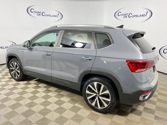 Used 2023 Volkswagen Taos SE w/ Panoramic Sunroof Package AWD/4WD image 4
