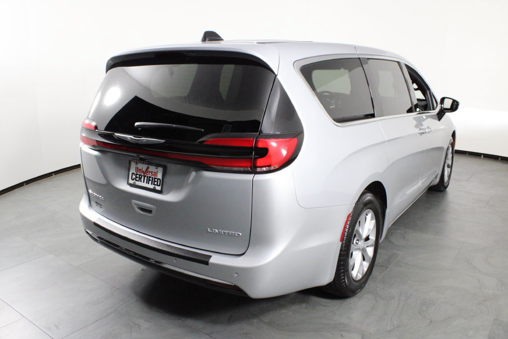 Used 2026 Chrysler Pacifica Limited FWD image 3