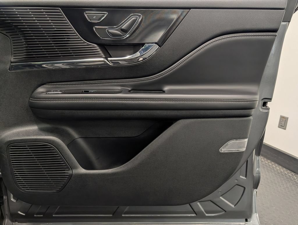Used 2022 Lincoln Corsair AWD w/ Premium Package image 31