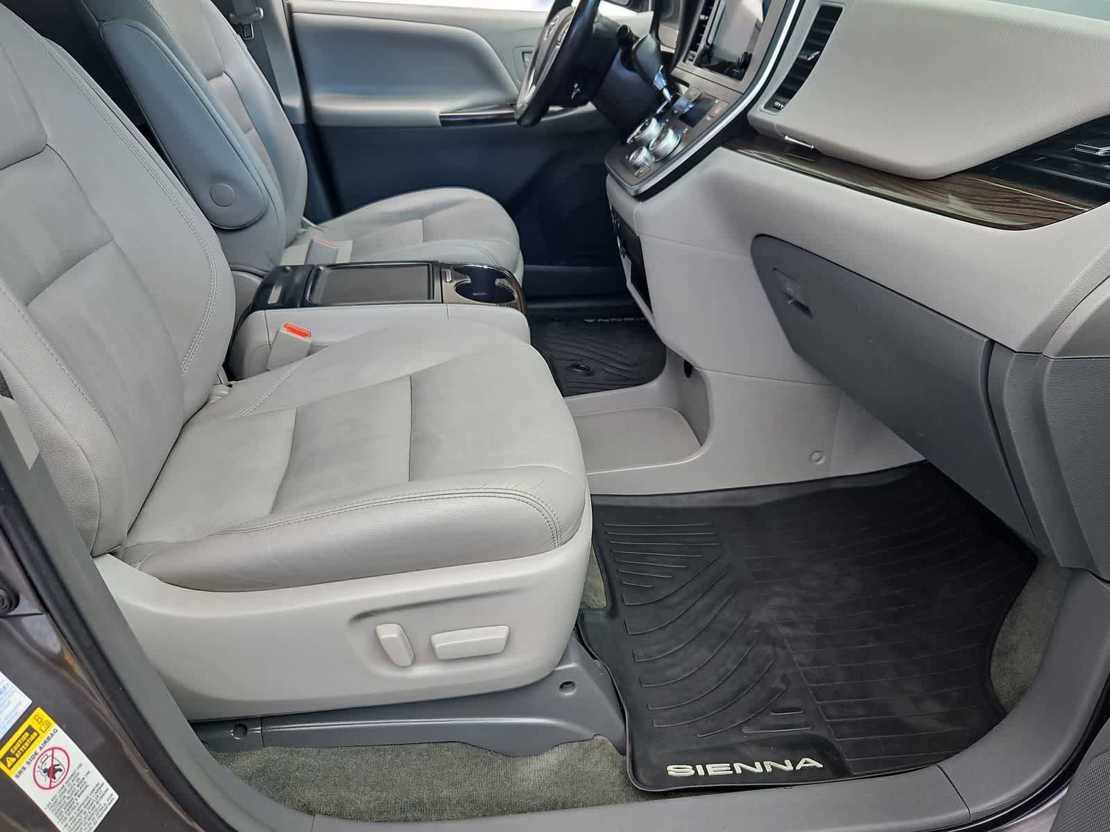 Used 2017 Toyota Sienna XLE AWD/4WD image 22