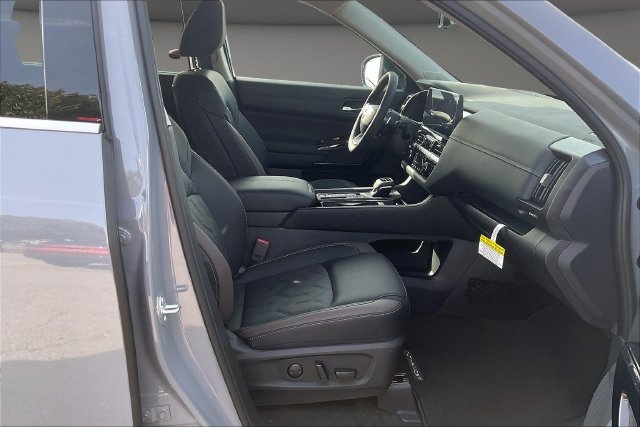New 2026 Nissan Pathfinder Platinum w/ Lighting Package FWD image 11
