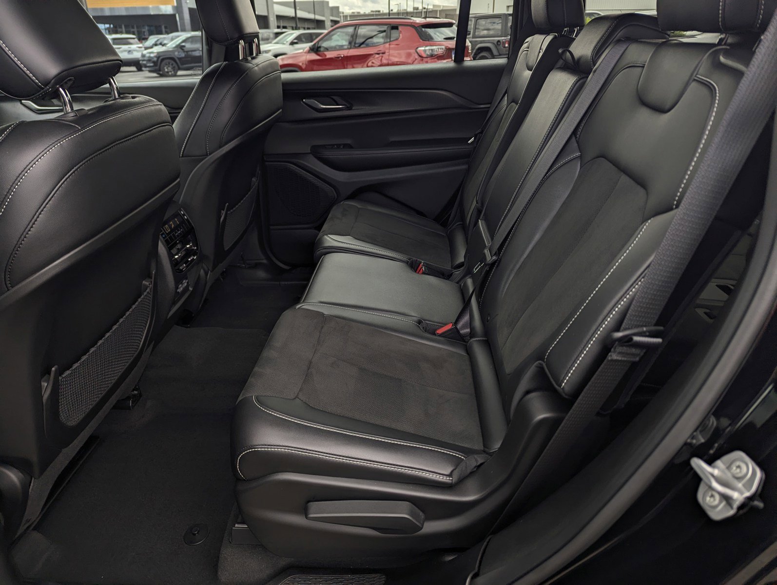 Used 2025 Jeep Grand Cherokee L Altitude AWD/4WD image 9