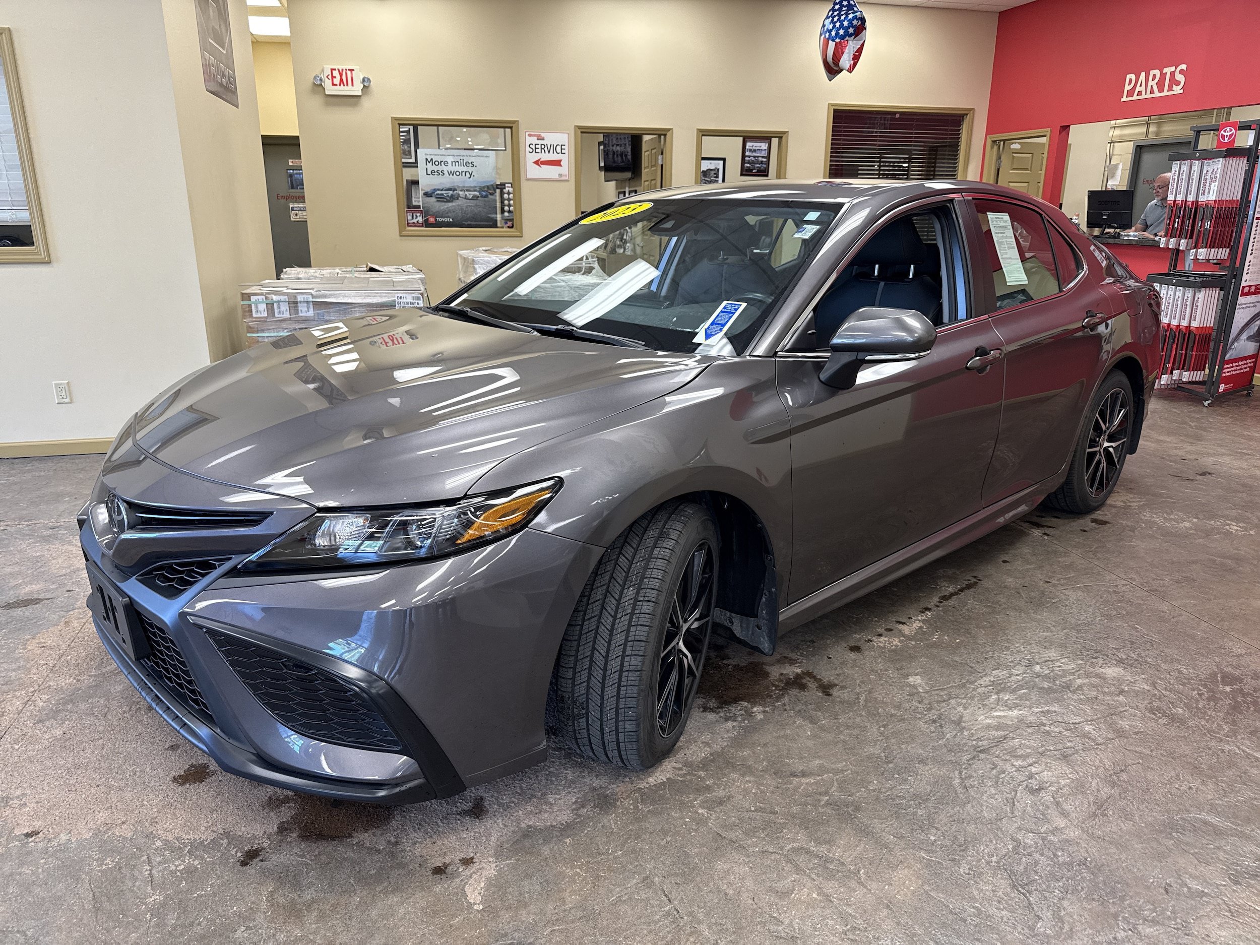 Used 2023 Toyota Camry SE FWD image 3