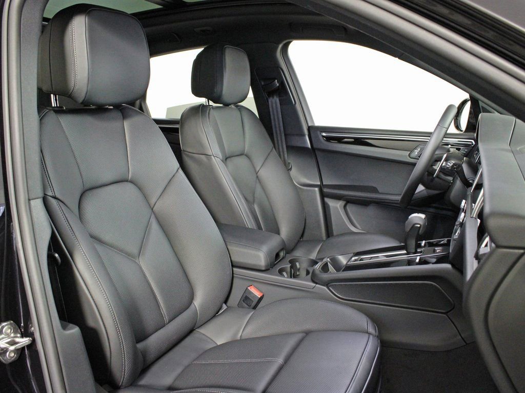Certified 2025 Porsche Macan image 37
