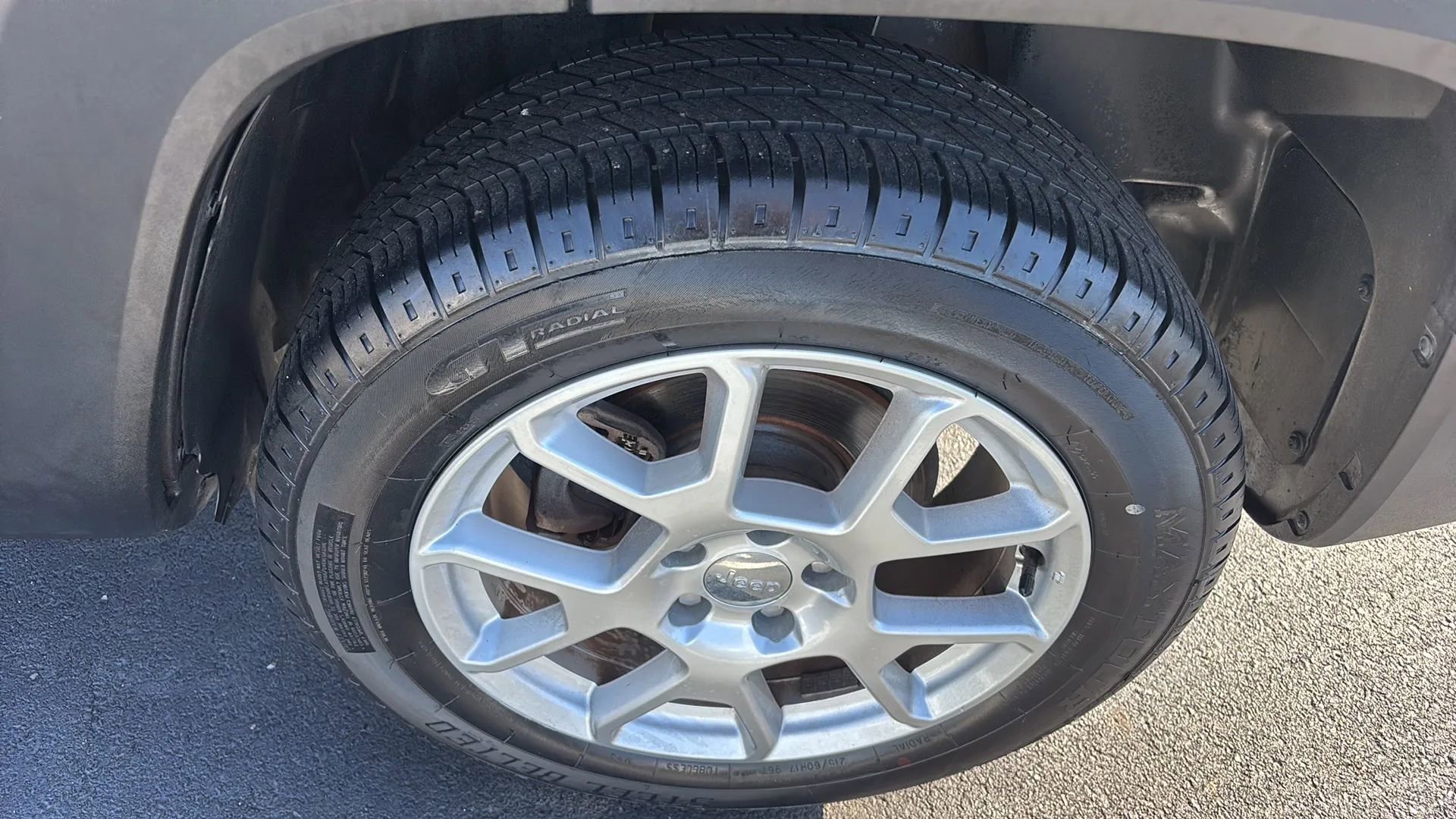 Used 2019 Jeep Renegade Latitude AWD/4WD image 23