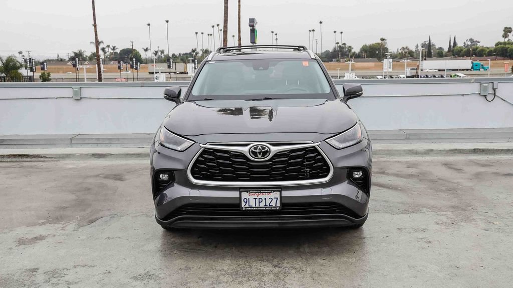 Used 2024 Toyota Highlander XLE AWD/4WD image 3