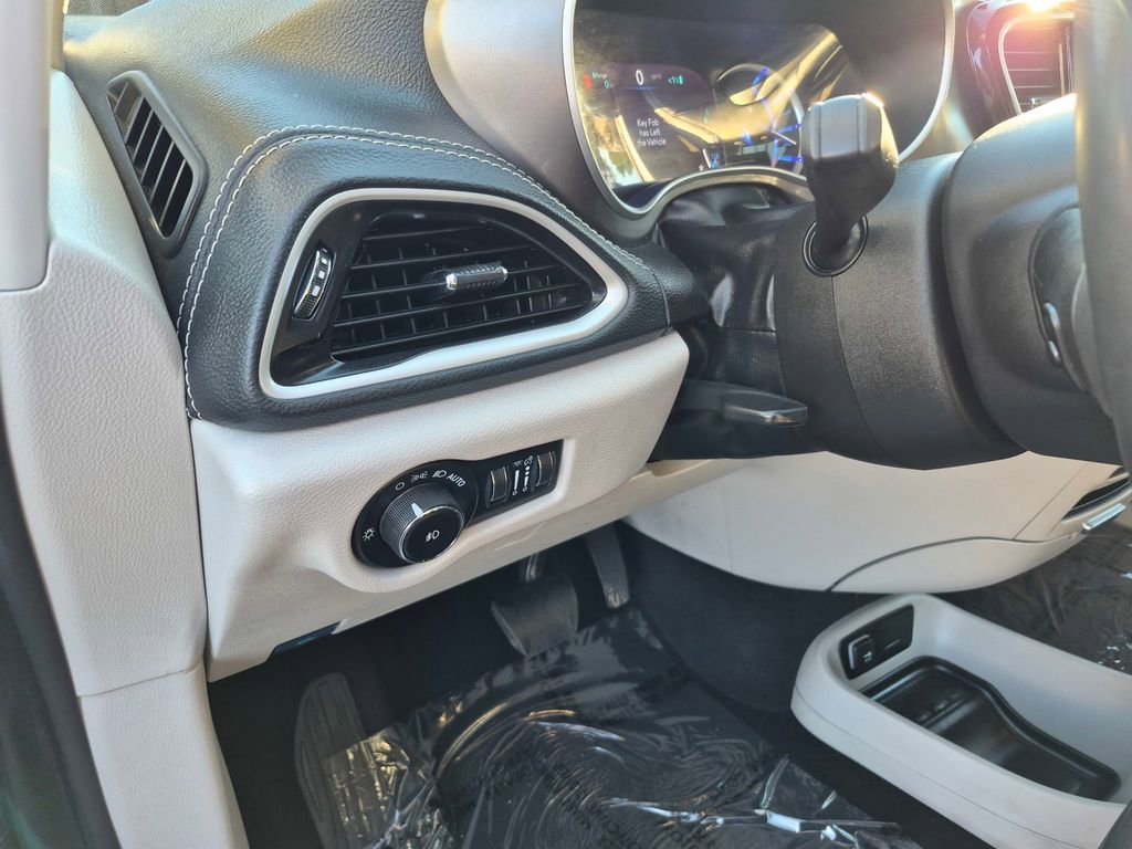 Used 2023 Chrysler Pacifica Touring-L image 10
