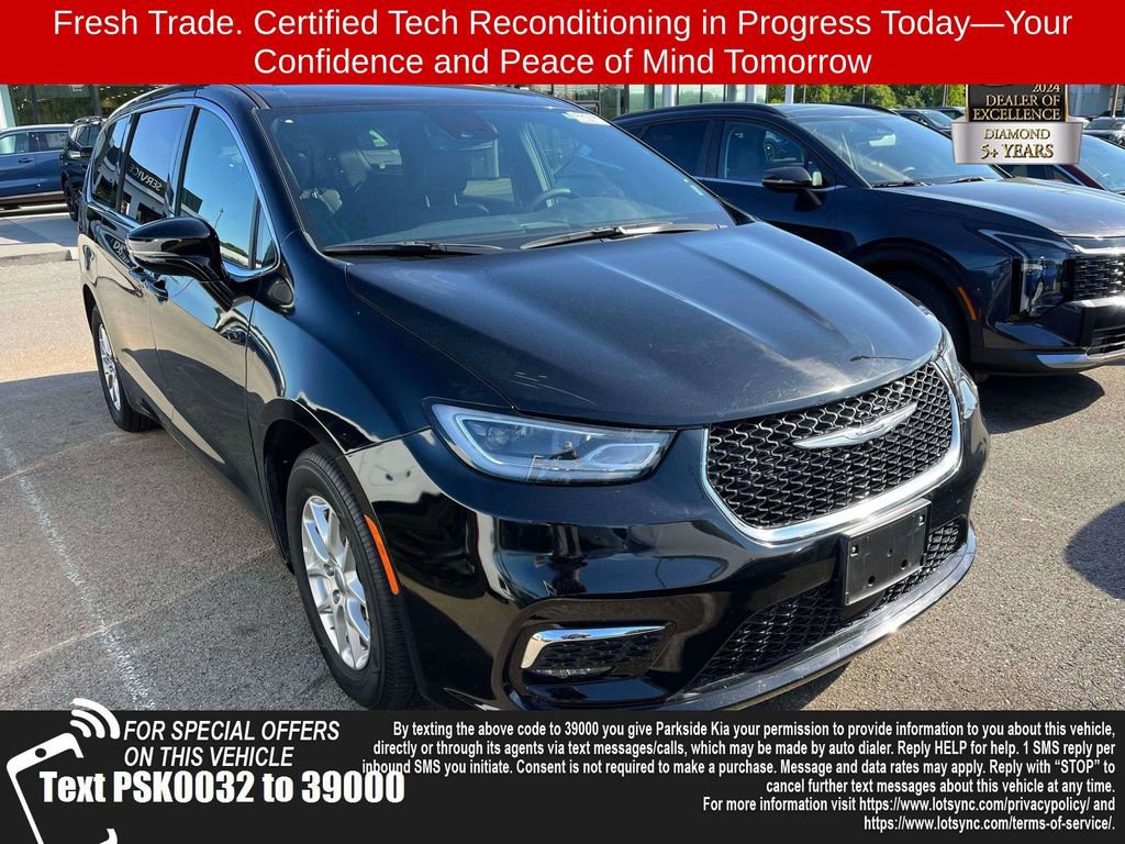 Used 2025 Chrysler Pacifica Select