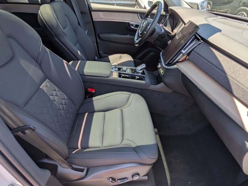 Used 2025 Volvo XC90 B6 Plus AWD/4WD image 28