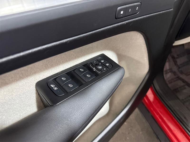 Used 2021 Volvo XC40 T5 Momentum image 30