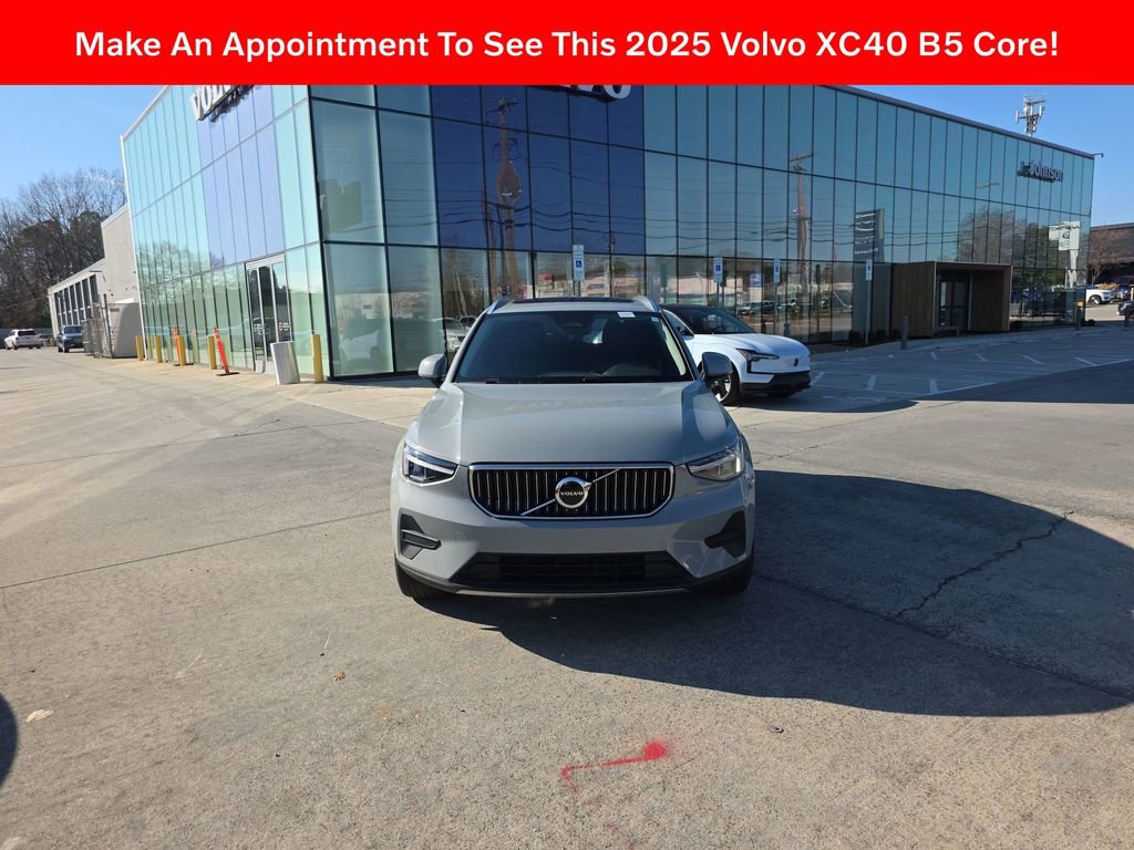 Used 2025 Volvo XC40 B5 Core image 2