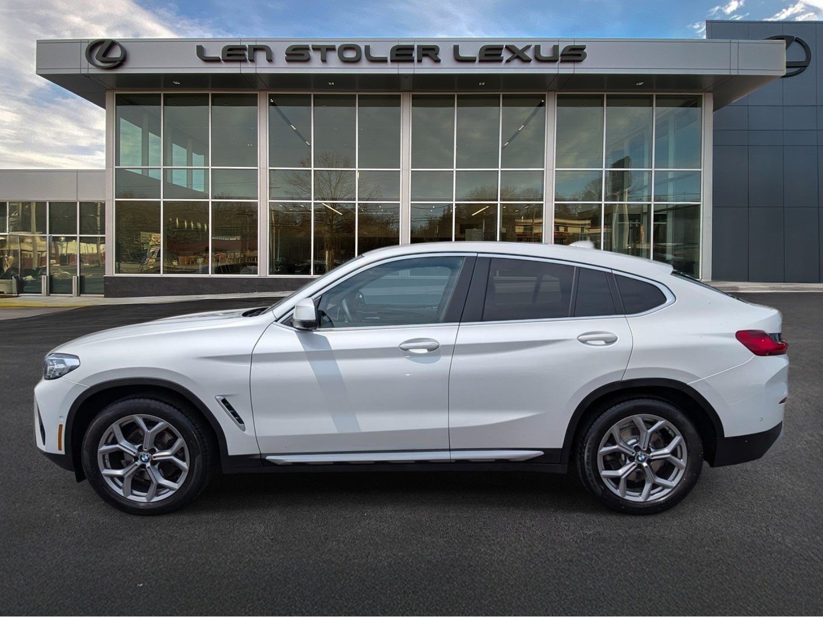 Used 2024 BMW X4 xDrive30i w/ Parking Assistance Package AWD/4WD image 6