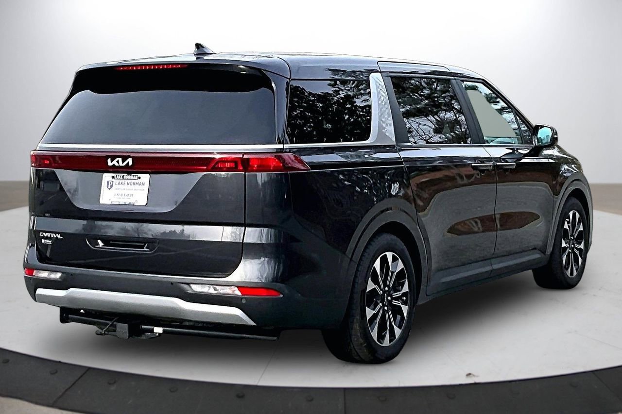 Used 2024 Kia Carnival EX image 9