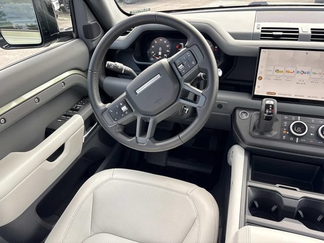 Used 2025 Land Rover Defender 130 X-Dynamic SE AWD/4WD image 13