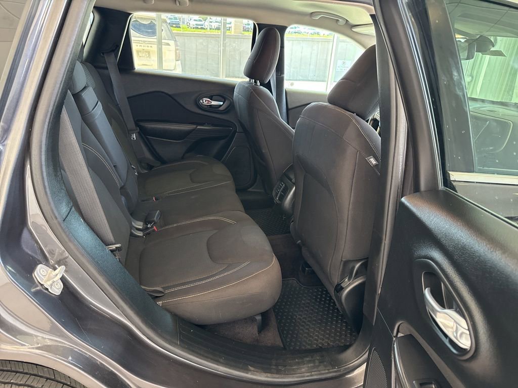 Used 2016 Jeep Cherokee Latitude w/ Safety/Convenience Group image 17