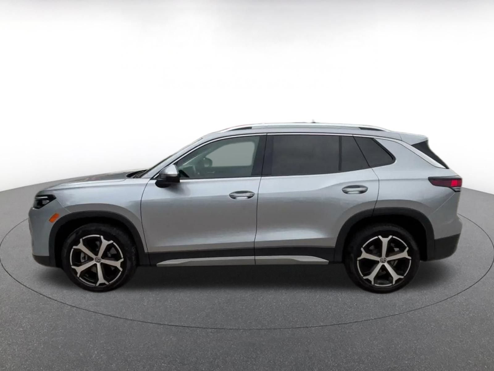 Used 2026 Volkswagen Tiguan SE AWD/4WD image 8