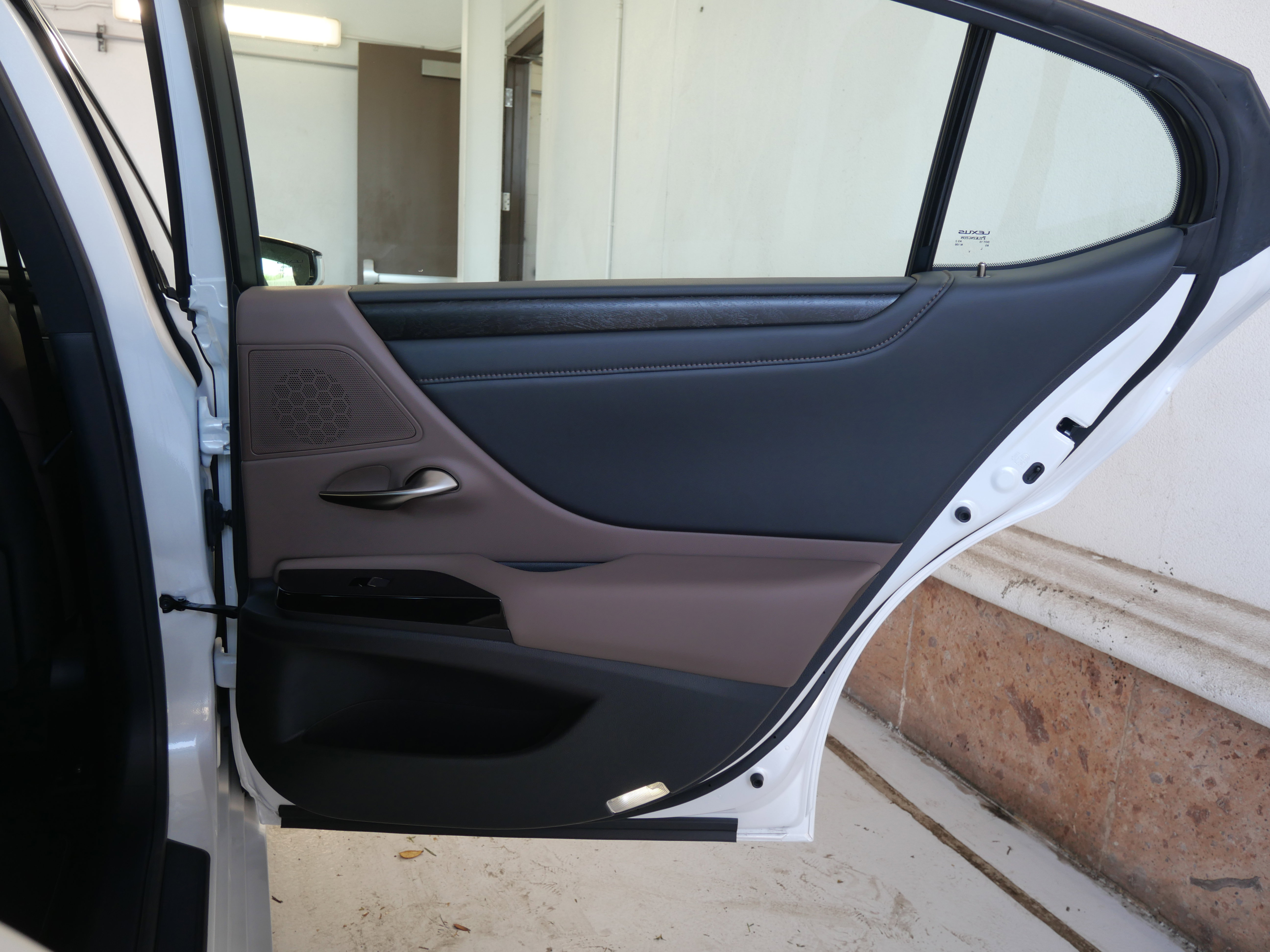 Used 2025 Lexus ES 350 w/ Premium Package image 11