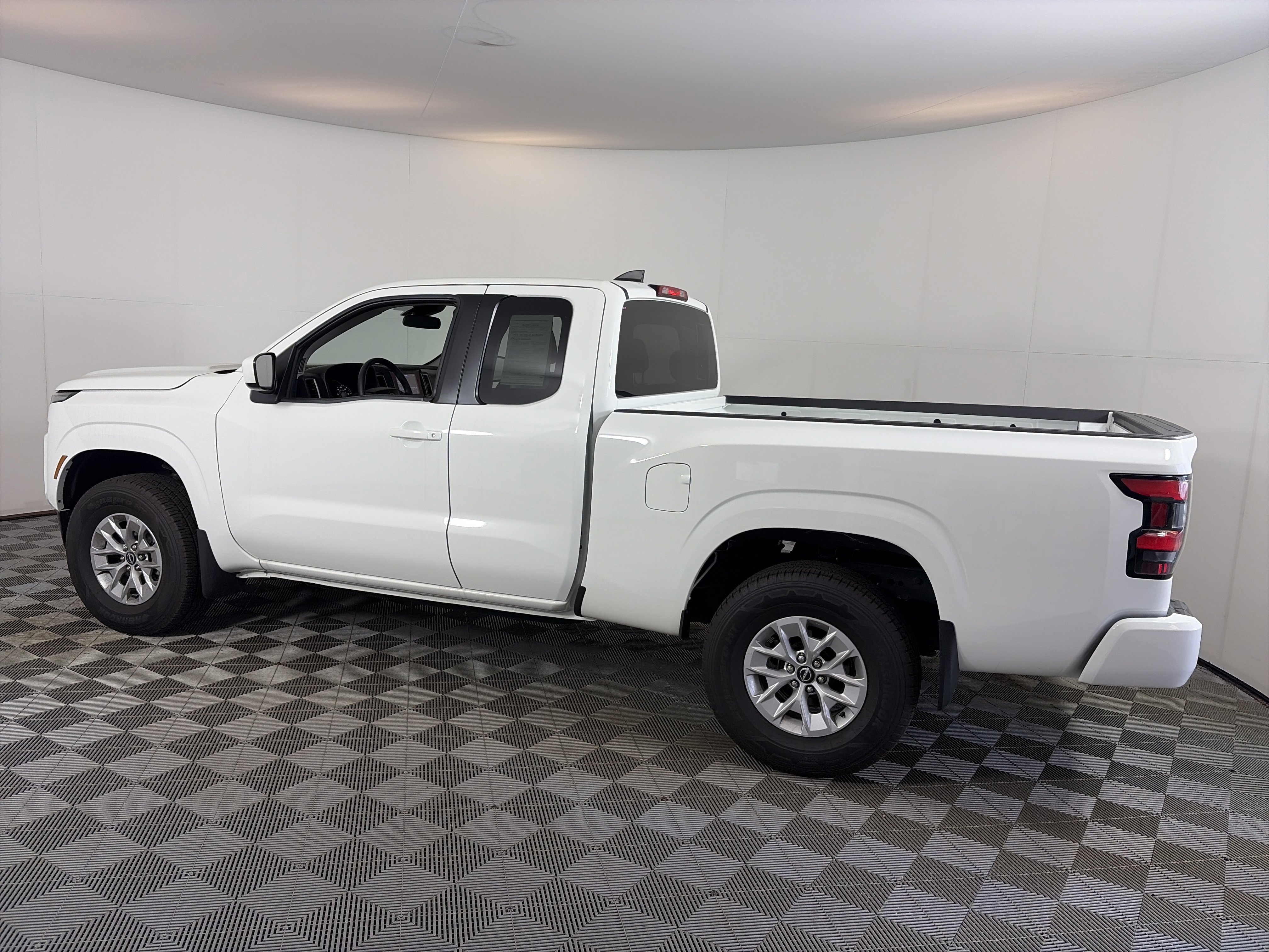 Used 2024 Nissan Frontier SV w/ Technology Package image 6