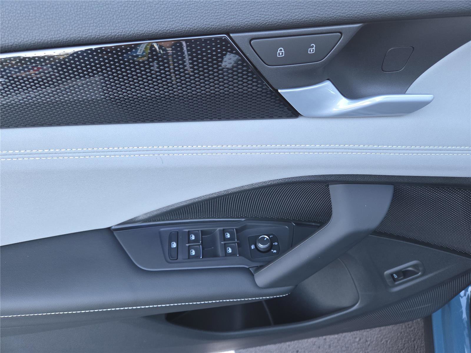 New 2025 Volkswagen Tiguan SE R-Line image 10