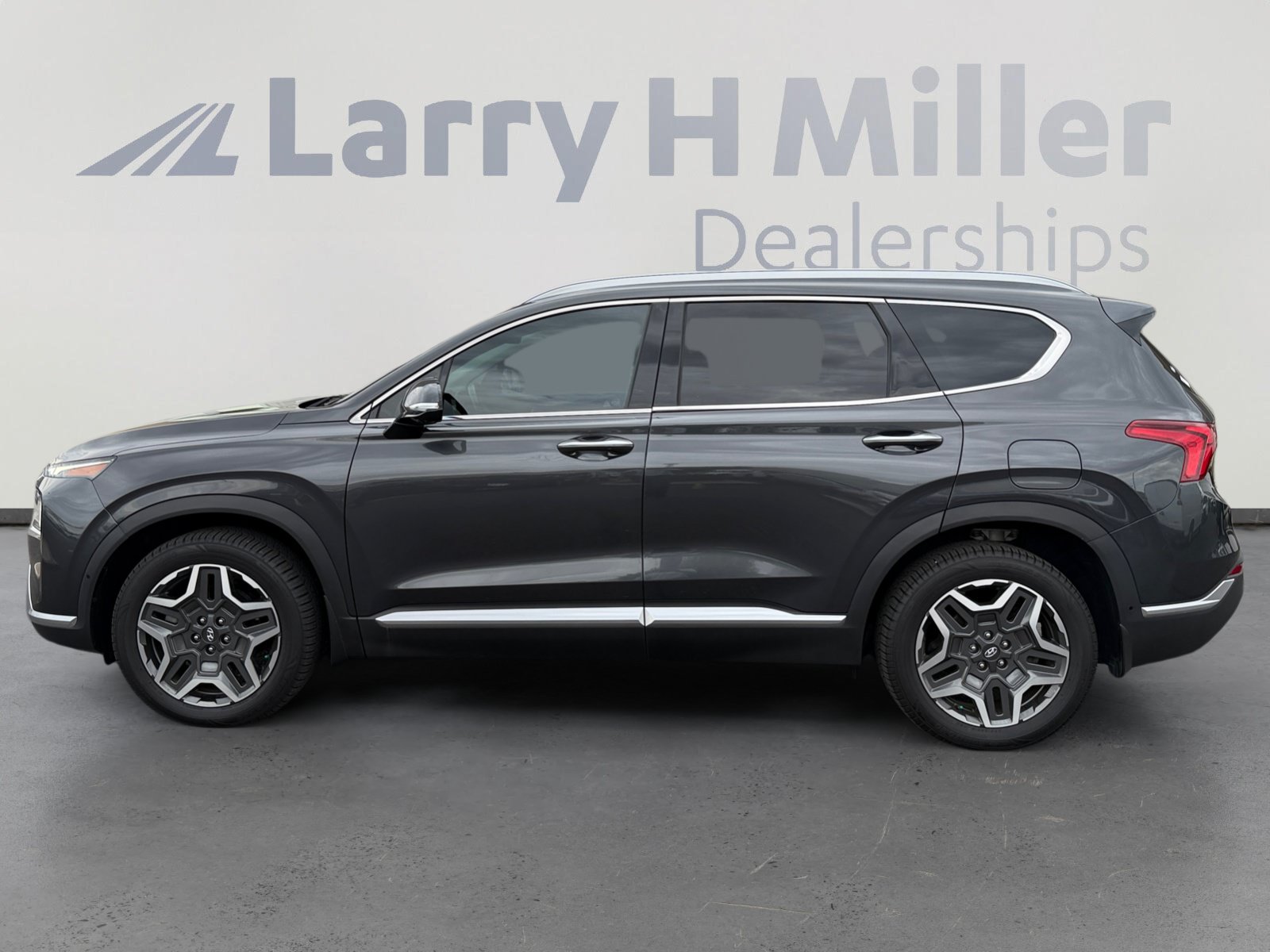 Used 2022 Hyundai Santa Fe Limited FWD image 2