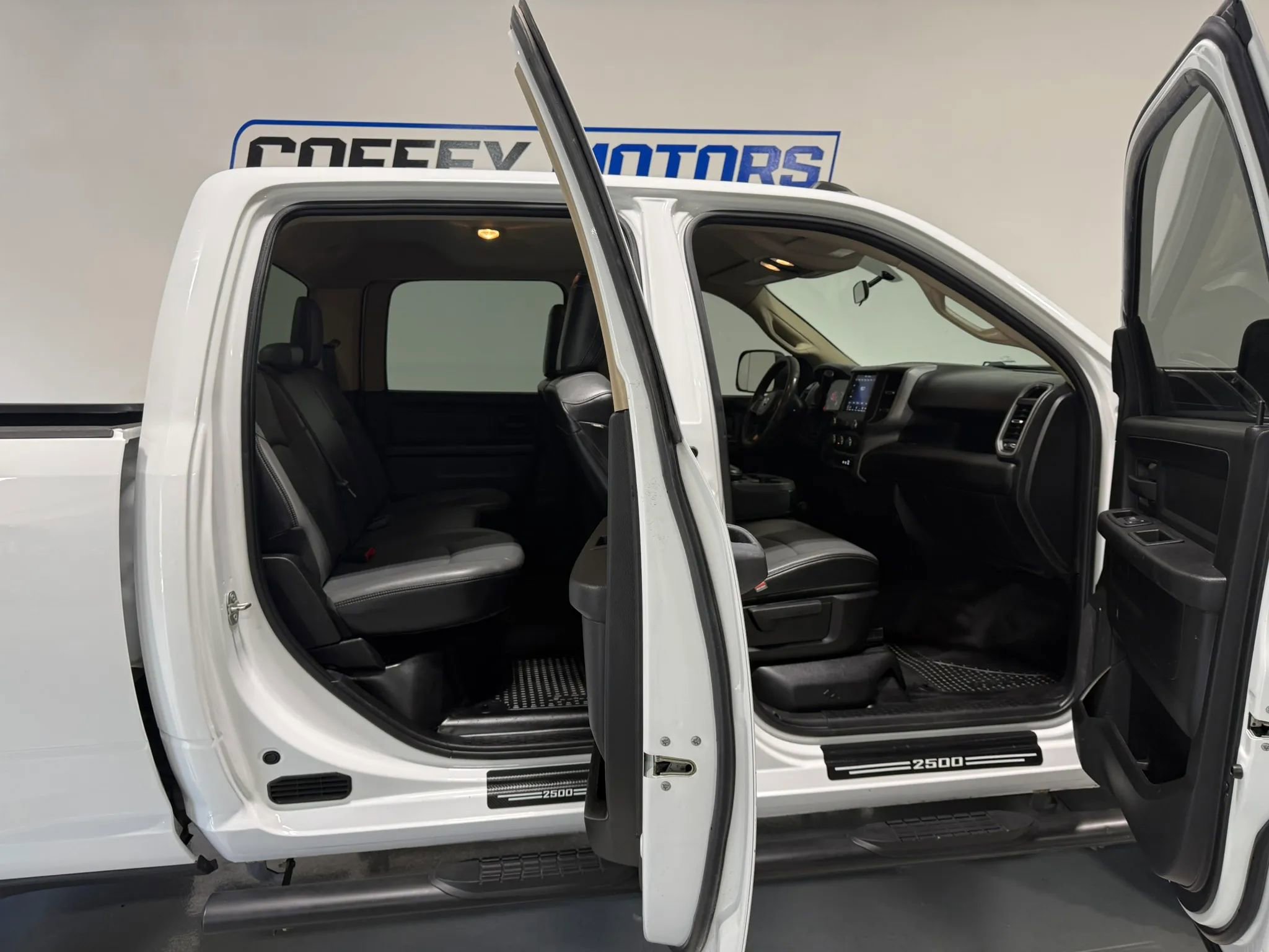 Used 2020 RAM 2500 Tradesman w/ Chrome Appearance Group AWD/4WD image 11